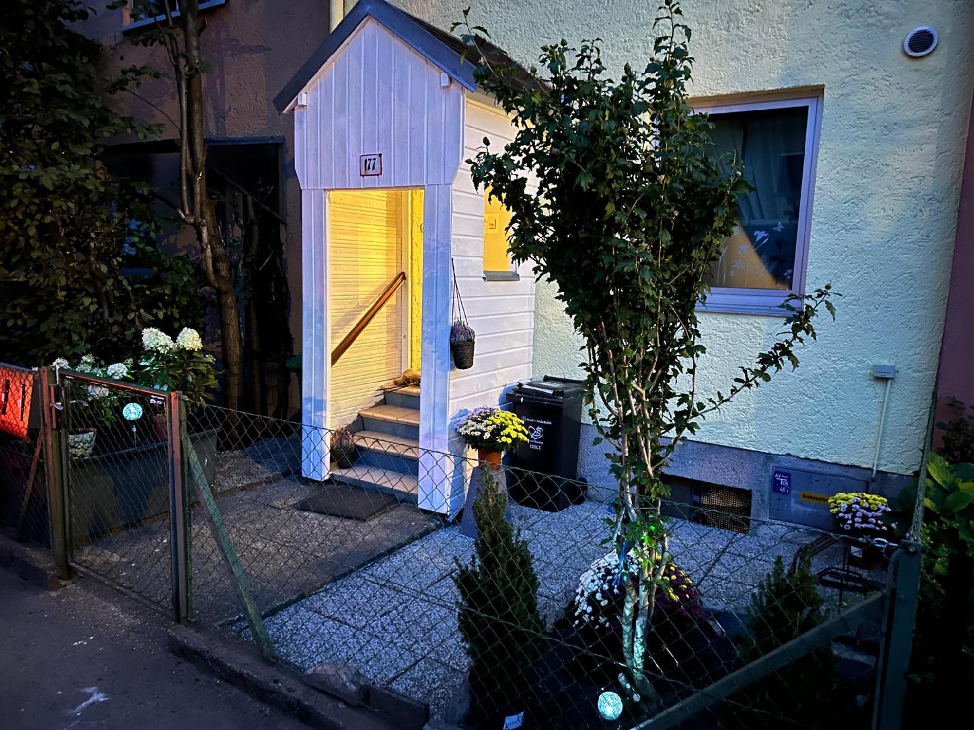 The Peaceful Garden Stay & Free Parking Salzburgo Exterior foto